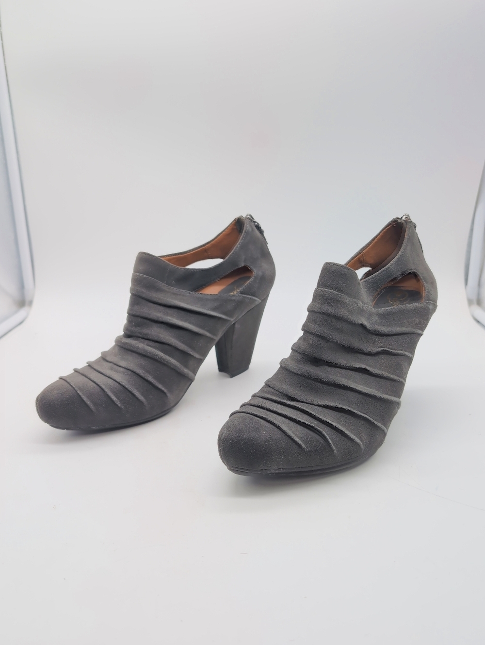 Earthies Barina Sz 9 B Women's Gray Suede Leather Ruched Heel Booties